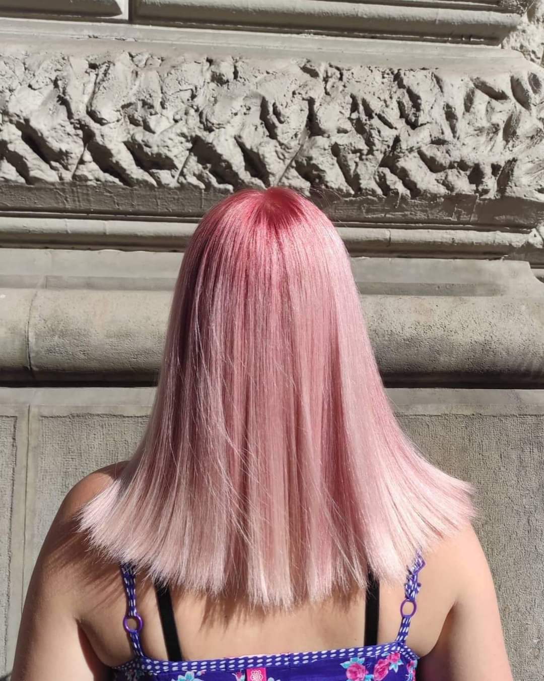 rózsaszín félhosszú haj